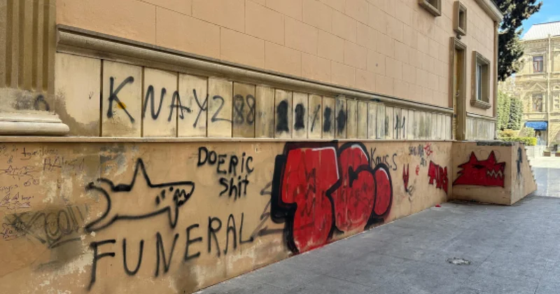 В Баку арестовали гражданина Беларуси За граффити на стенах Киноцентра Низами