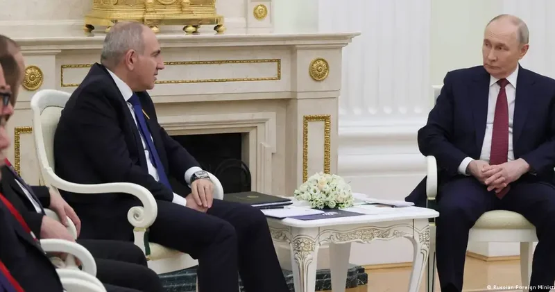 “Paşinyan Putinin təzyiqinə tab gətirə biləcəkmi?“ “Deutsche Welle“