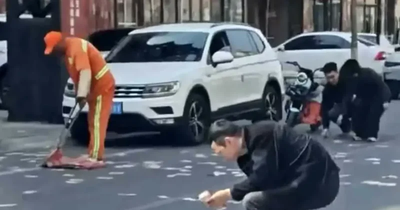 В Китае тысячи юаней оказались на дороге, которые растащили прохожие