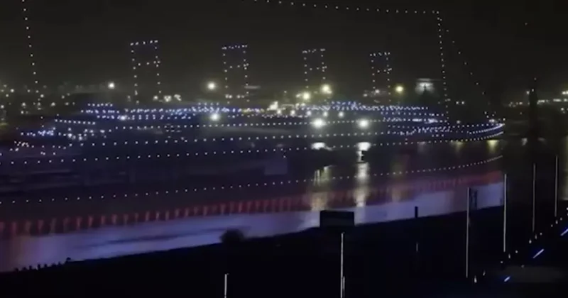 В гавани Белфаста создали Titanic из почти тысячи светящихся дронов