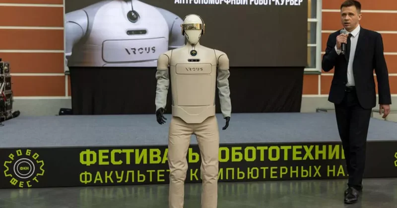В России продемонстрировали антропоморфного робота курьера
