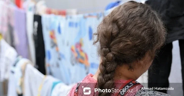 В Гяндже отец, мать и бабушка отказались от 13 летней девочки