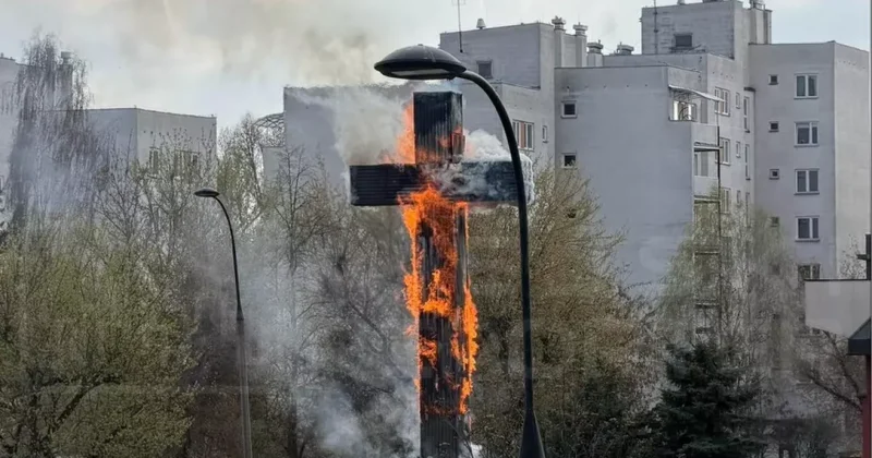 Сгорел семнадцатиметровый крест в Польше: ПРИЧИНА