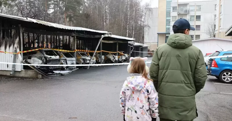 В финской столице произошел крупный пожар на парковке возле жилого дома