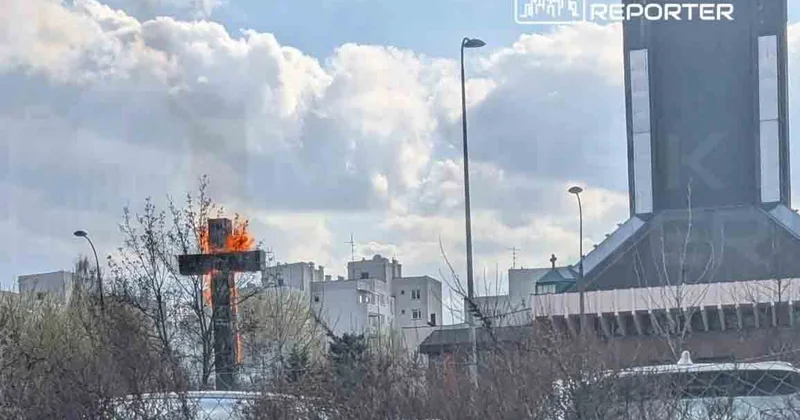 Огромный крест, у которого Папа Иоанн Павел II служил мессу, сгорел в Варшаве