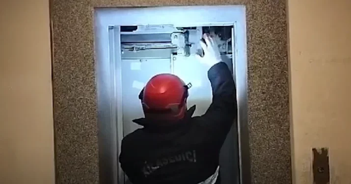 Liftdə köməksiz qalan 6 nəfər xilas edildi