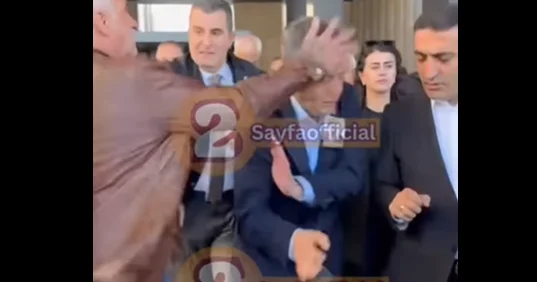 CHP lideri Özgür Özəli yumruqla vurdular