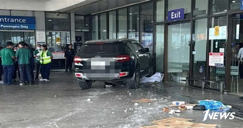 Автомобиль врезался в здание аэропорта на Филиппинах