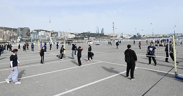 “Bakı Marafonu”nda voleybol oynayıb hədiyyə qazandılar Fotolar