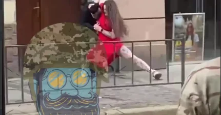Ziyafət geyimində olan gənc qız küçədə oğlanı döydü