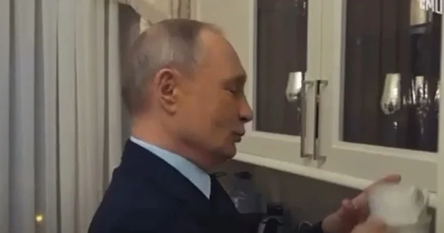 Putin mətbəxində qonaqlara qulluq etdi Video