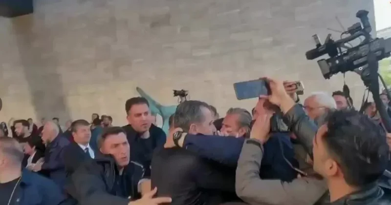 Напавший на главу оппозиции Турции получил пожизненные сроки за убийство детей ВИДЕО
