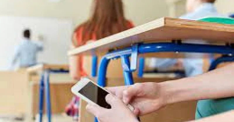 Mobil telefonlar dərsi susdurur RƏYLƏR