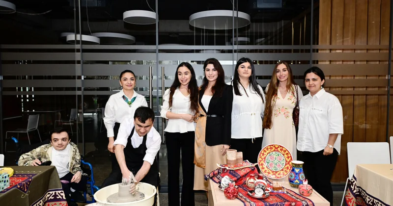 Leyla Əliyeva və Arzu Əliyeva həssas qruplara aid şəxslərin yaradıcılıq prosesi ilə tanış olublar