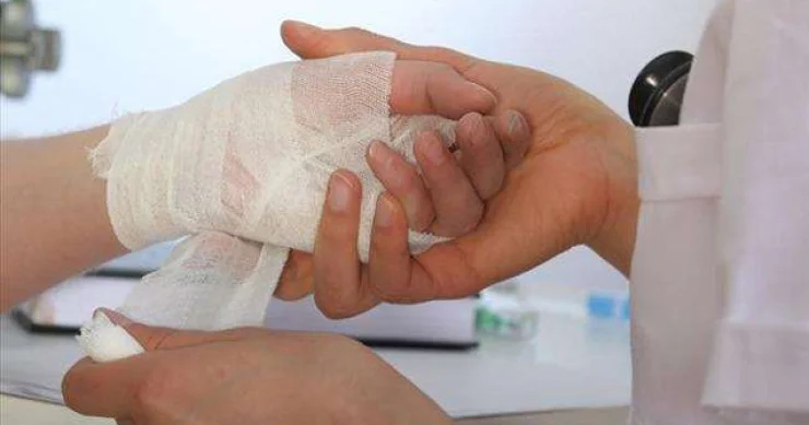 Gəncədə qadın özünü kəsdi