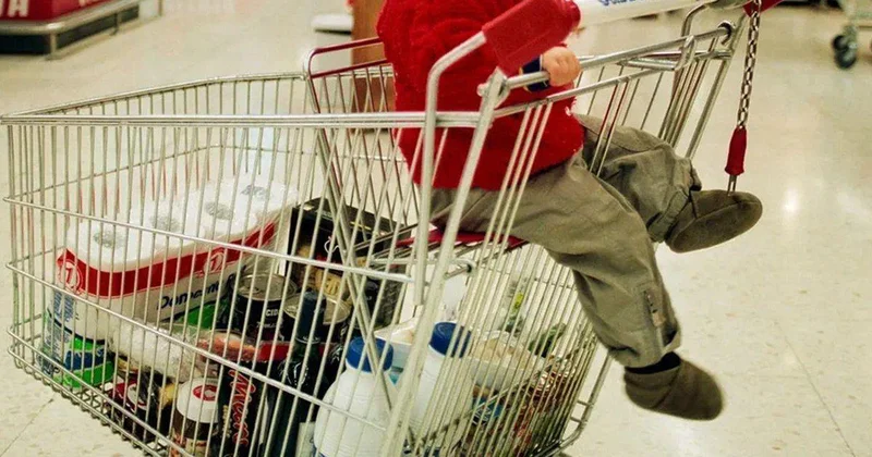 Marketlərdə təhlükəyə dəvət... Çalışın uşağınızı alış veriş səbətində oturtmayın