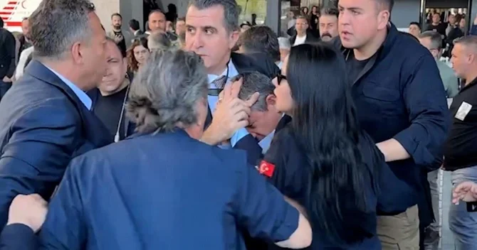 CHP sədrinə vida mərasimində yumruq atıldı