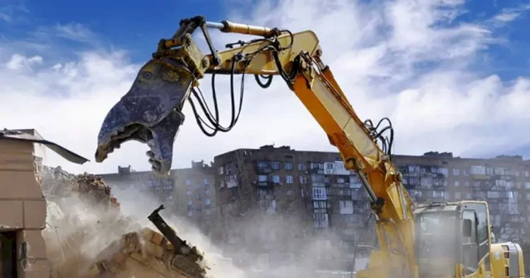 Bakıda binada yaşayış ola ola növbəti söküntü VİDEO