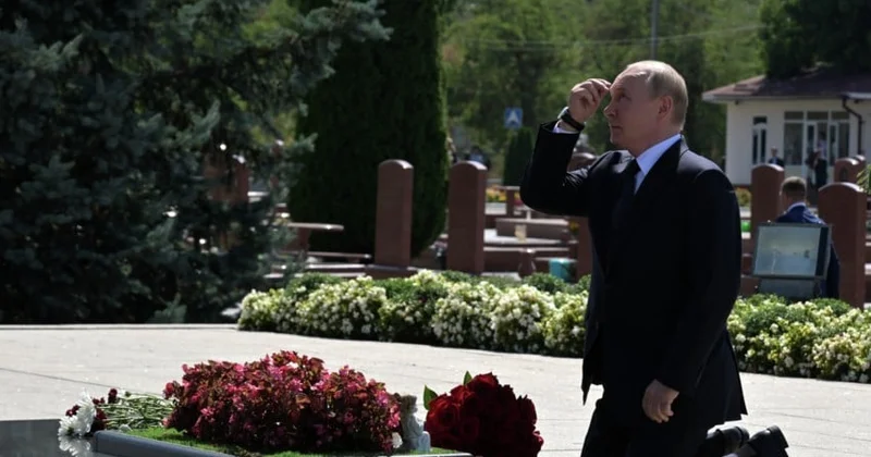 Putin: “İlk dəfə həyatımda onda diz çökdüm”