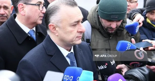 Aparat rəhbəri ilə mətbuat katibinə niyə maaşın 3 qat həcmində pul mükafatı və orden verildi? Nazir qanunu pozub