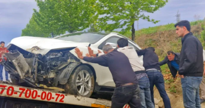 Yağışlı hava qəzaya səbəb oldu; Hyundai ağaca çırpıldı FOTO