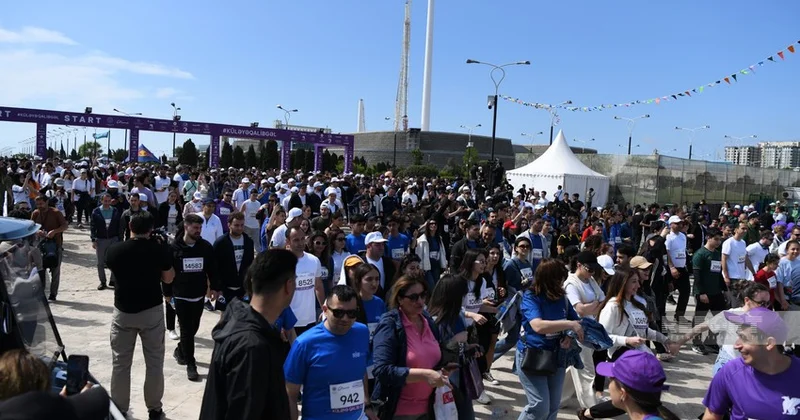 Bakı küçələrində minlərlə iştirakçı yarışa başladı