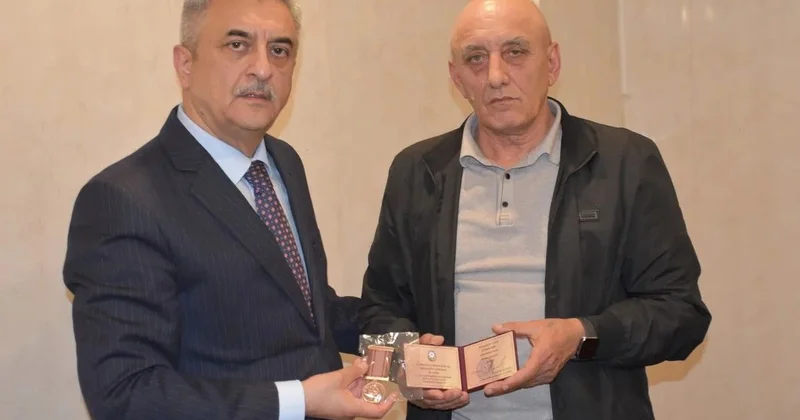 Aprel şəhidinin medalı ailəsinə təqdim edildi FOTO