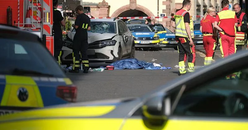 Автомобиль врезался в толпу людей в центре Лейпцига ВИДЕО
