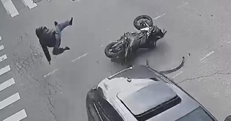 Бакинский мотоциклист протаранил автомобиль