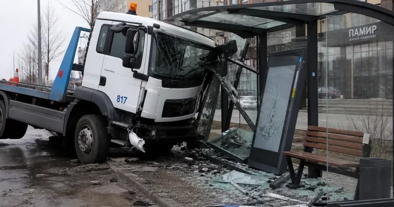 В столице Казахстана эвакуатор снёс остановку