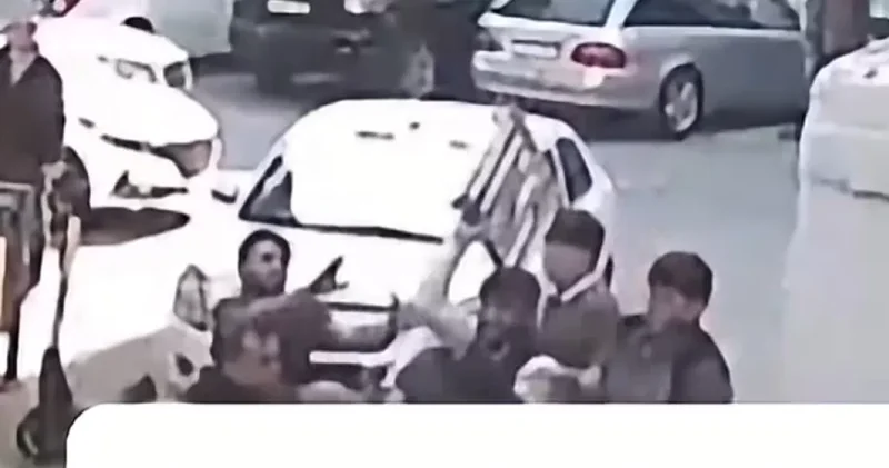 В Баку трое напали на одного: МВД принимает меры Атака со стулом / ВИДЕО