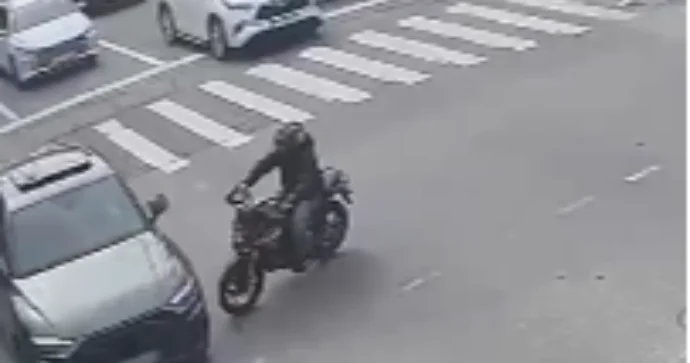 Qayda pozan sürücü yol ayrıcında mopedi belə vurdu ANBAAN VİDEO