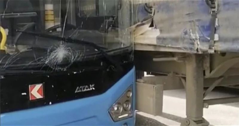 В Баку автобус зажало при попытке обогнать фуру ВИДЕО