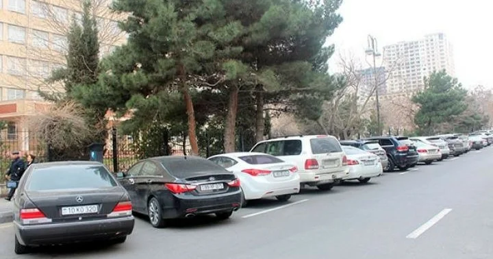 Camaat maşınını harada saxlasın? Deputatdan cəriməyə etiraz