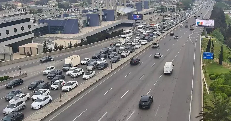На ряде дорог Баку затруднено движение транспорта