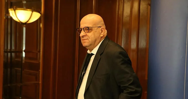 Koumas korrupsiya iddiaları fonunda istefa verdi