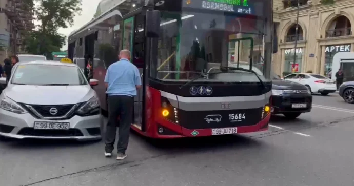 Prospektdə “BakuBus” avtobusu ilə taksi toqquşdu, sərnişinlər düşürüldü VİDEO