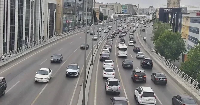 Bakının bir sıra yollarında nəqliyyatın sıxlığı yaranıb