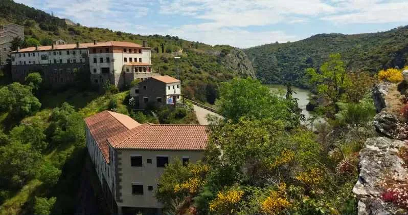 Tərk edilmiş kəndi bütünlüklə310 min dollaraaldı: İdeyası çox maraqlıdır