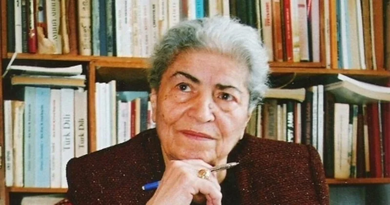 Əzizə Cəfərzadənin divar saatı