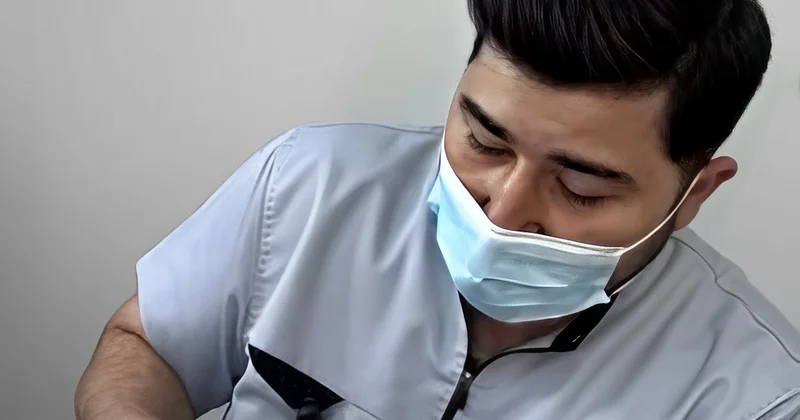 Bakıda klinikada QALMAQAL: Fəaliyyəti qadağan edilmiş cərrah pasiyent qəbul edir?