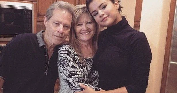 Selena Qomez toyunda ilk rəqsi babası ilə edəcək