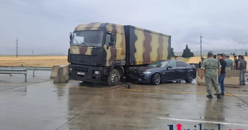 Göygöldə BMW hərbi maşına çırpıldı FOTO