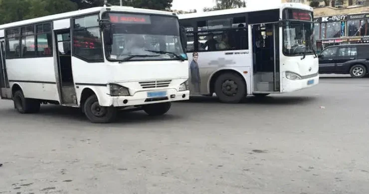 Bakıda 20 25 illik avtobuslarla sərnişin daşıyır İstidən bişirik” VİDEO