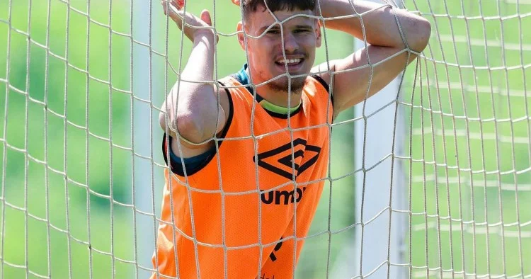 Bornmut un müdafiəçisi Liverpul da