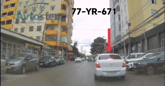 Getdiyi yerdə qəflətən dayanan sürücü arxadan gələn avtomobilə mane oldu VİDEO