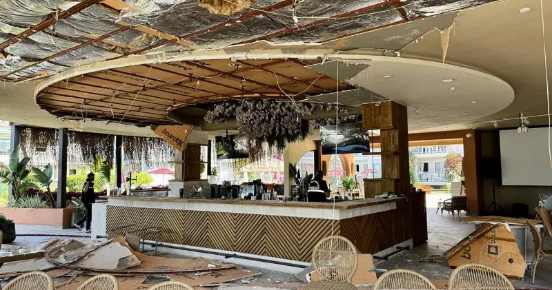 Restoranın tavanı çökdü, yaralılar var