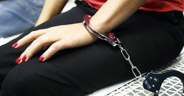 26 yaşlı qız xuliqanlıq etdi Polis naryadı çağırıldı