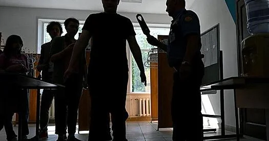 Məktəbli qız metal detektordan qorxduğu üçün məktəbi buraxır...
