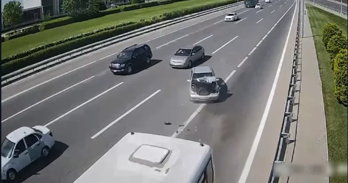 Bakıda ağır qəza: Fikri yoldan yayınan sürücü maşını avtobusa çırpdı VİDEO
